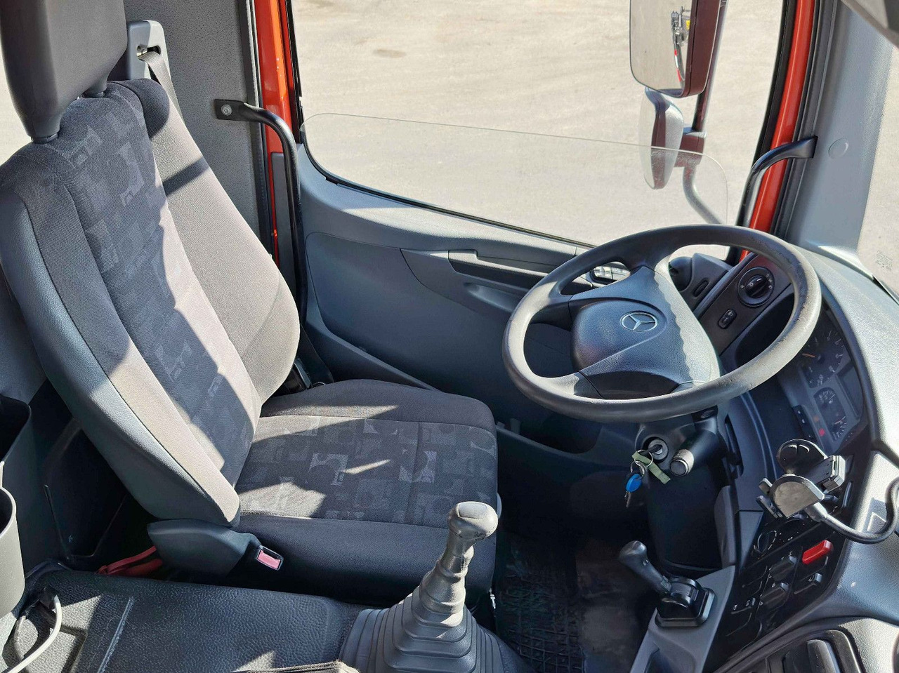 Фото интерьера 1: Самосвал, Автоманипулятор Mercedes-Benz AXOR 1829 * HIAB 1111 HIDUO + FUNK * TOP * 4x4 Фото интерьера 1: Самосвал, Автоманипулятор Mercedes-Benz AXOR 1829 * HIAB 1111 HIDUO + FUNK * TOP * 4x4