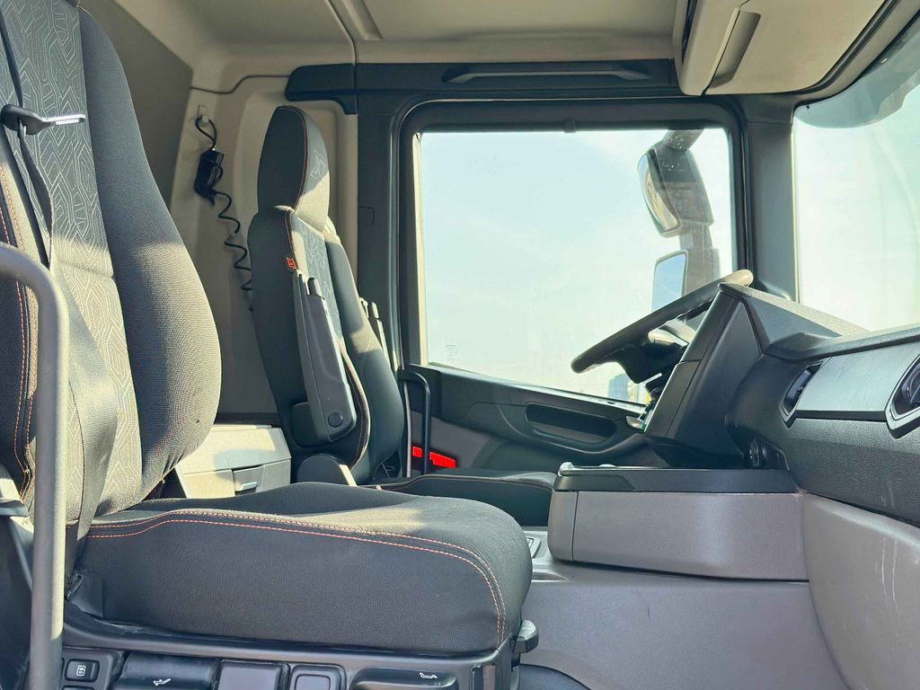 Фото интерьера 1: Самосвал Scania G 410 * Kipper + BORDMATIC* TOPZUSTAND / 8x4 Scania G 410 * Kipper + BORDMATIC* TOPZUSTAND / 8x4 Фото интерьера 1: Самосвал Scania G 410 * Kipper + BORDMATIC* TOPZUSTAND / 8x4 Scania G 410 * Kipper + BORDMATIC* TOPZUSTAND / 8x4