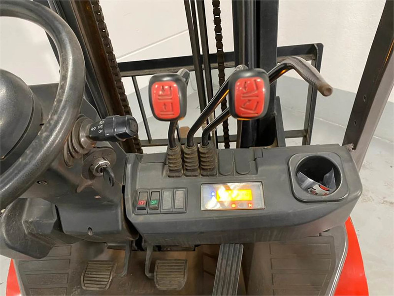 Газовый погрузчик Manitou MI25G: фото 7