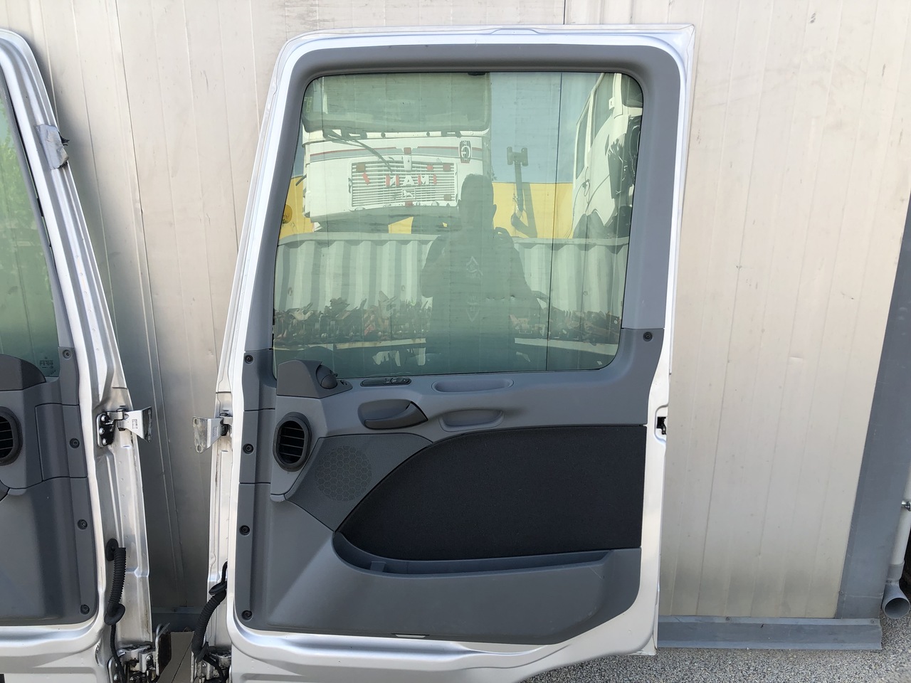 DOOR ACTROS MP2-3 LEFT AND RIGHT MEGA SPACE CAB - Дверь и запчасти для Грузовиков: фото 3 DOOR ACTROS MP2-3 LEFT AND RIGHT MEGA SPACE CAB - Дверь и запчасти для Грузовиков: фото 3