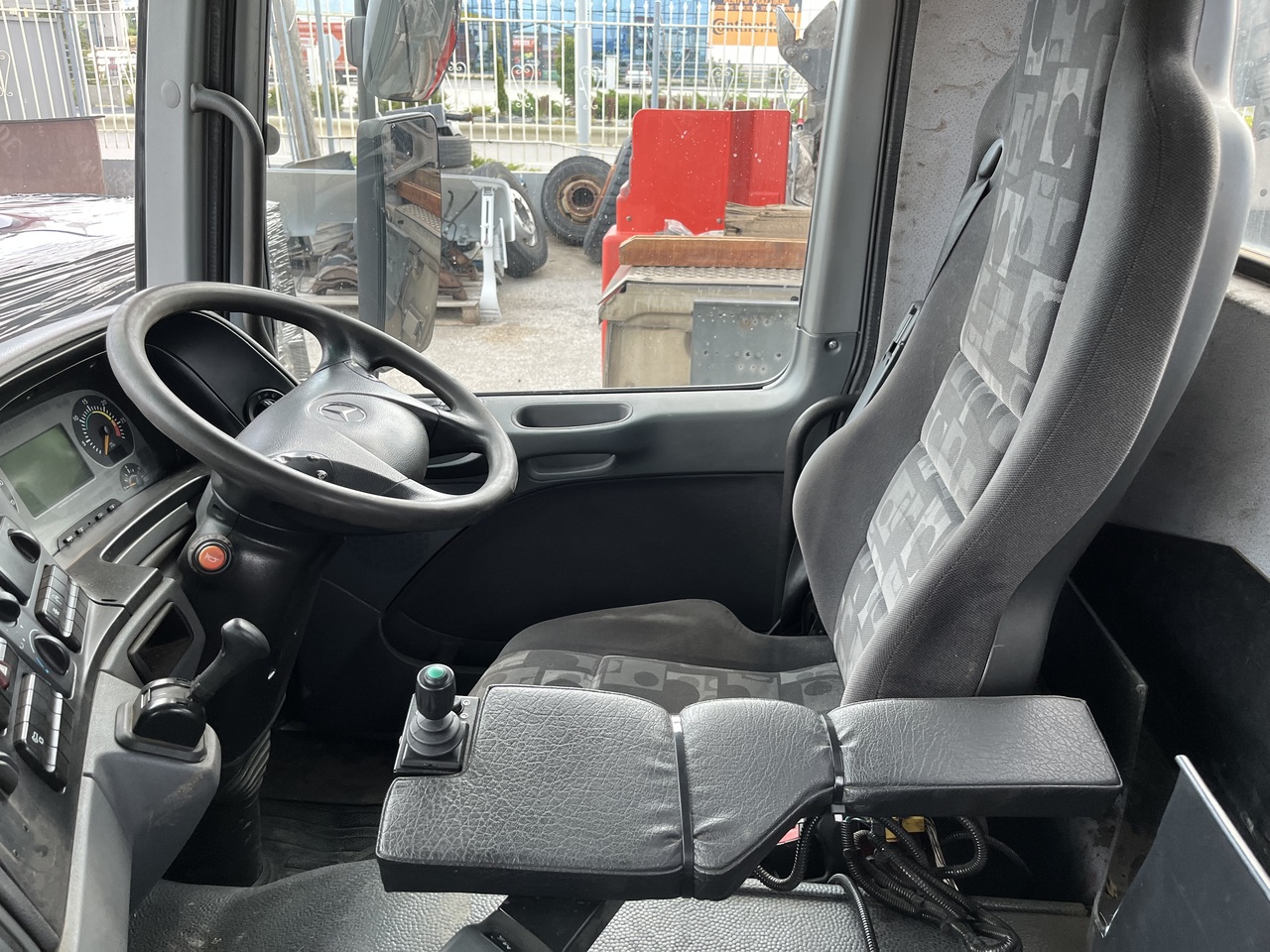 Кабина и интерьер для Грузовиков SHORT CAB ACTROS MP2 RHD: фото 11 Кабина и интерьер для Грузовиков SHORT CAB ACTROS MP2 RHD: фото 11