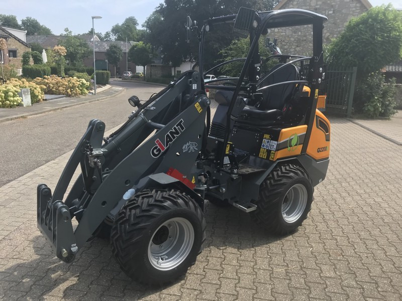 Giant G2200E - Компактный фронтальный погрузчик: фото 3 Giant G2200E - Компактный фронтальный погрузчик: фото 3