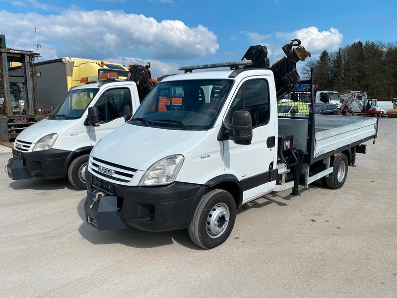 Iveco Daily 65C18 - Flatbed truck + crane - Грузовик бортовой/ Платформа, Автоманипулятор: фото 1 Iveco Daily 65C18 - Flatbed truck + crane - Грузовик бортовой/ Платформа, Автоманипулятор: фото 1