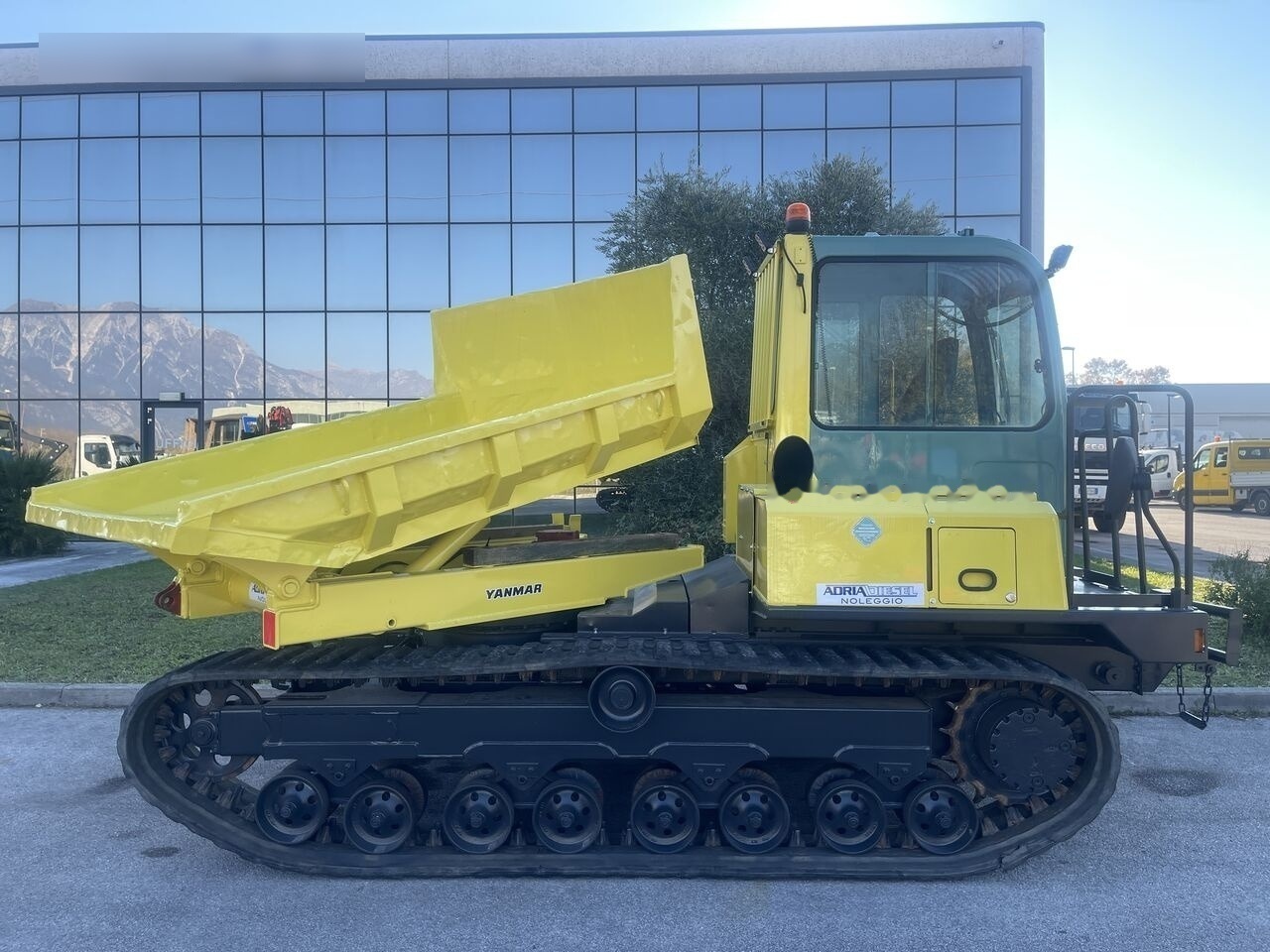 Yanmar C50 - Гусеничный самосвал: фото 2 Yanmar C50 - Гусеничный самосвал: фото 2