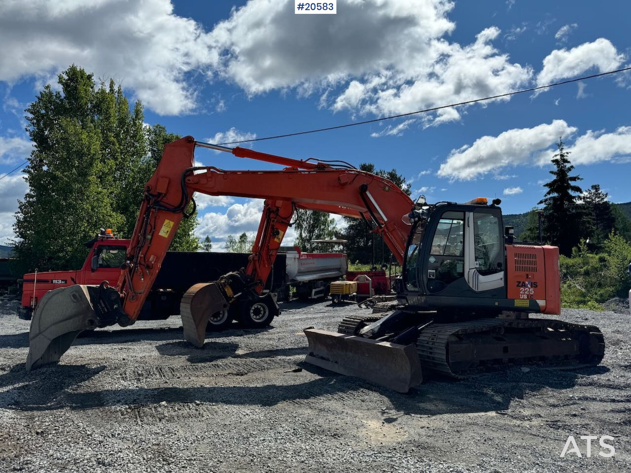 Hitachi ZX225 - Экскаватор: фото 1 Hitachi ZX225 - Экскаватор: фото 1