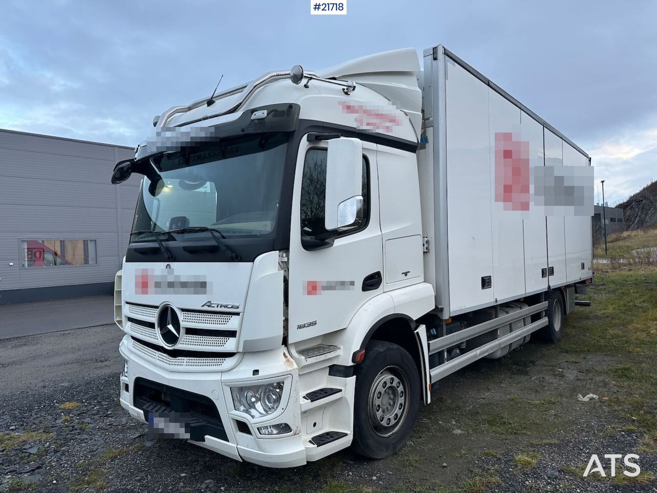Mercedes Actros 1835 skapbil m/ Full sideåpning, aggregat, lift og 2 sett dekk - Грузовик с закрытым кузовом: фото 1 Mercedes Actros 1835 skapbil m/ Full sideåpning, aggregat, lift og 2 sett dekk - Грузовик с закрытым кузовом: фото 1
