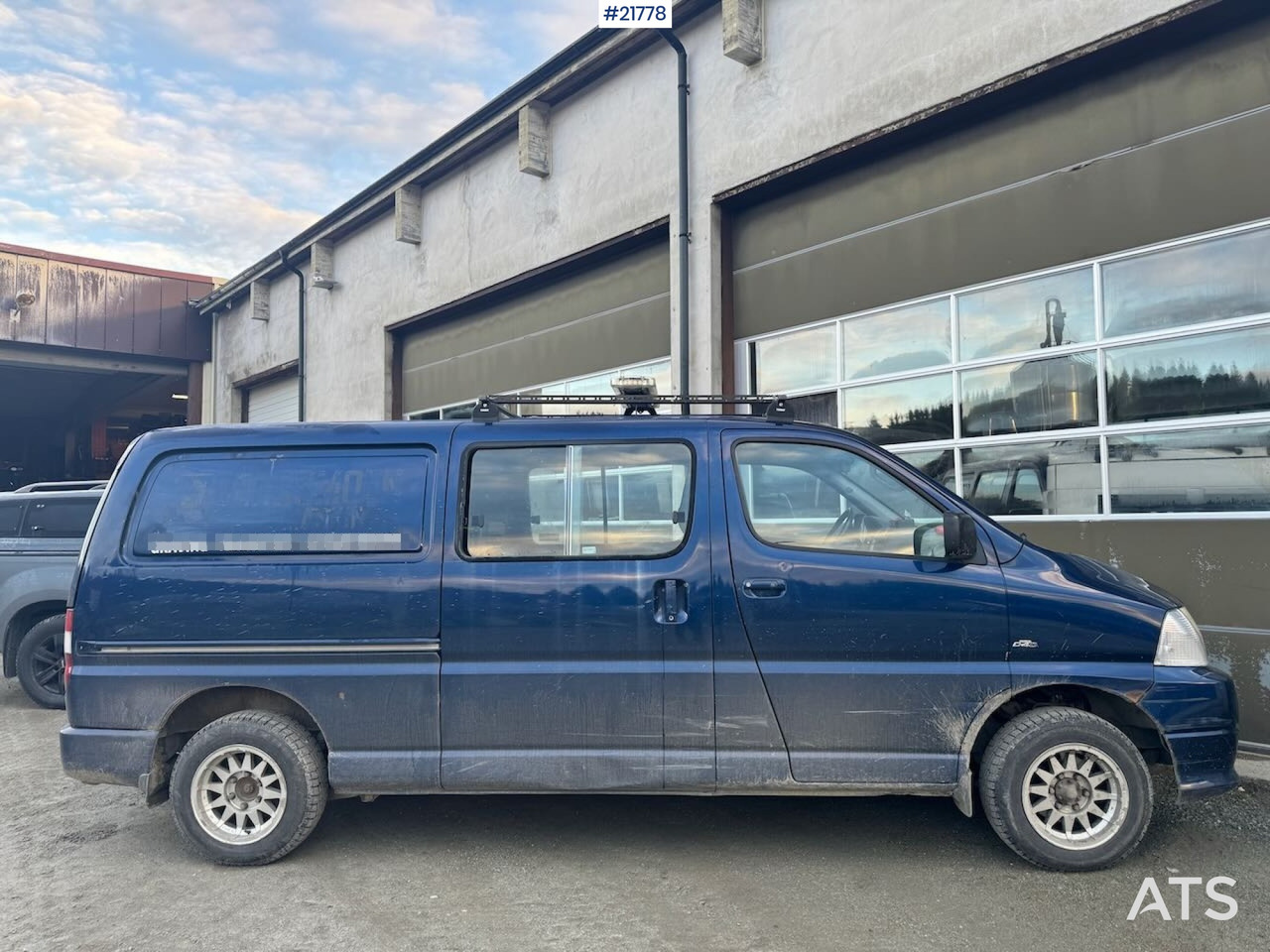 Toyota HIACE - Цельнометаллический фургон: фото 1 Toyota HIACE - Цельнометаллический фургон: фото 1