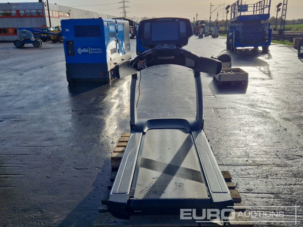 Life Fitness 95T Treadmill, FlexDeck Shock Absortion System, 181kg Weight Limit - Строительное оборудование: фото 4 Life Fitness 95T Treadmill, FlexDeck Shock Absortion System, 181kg Weight Limit - Строительное оборудование: фото 4