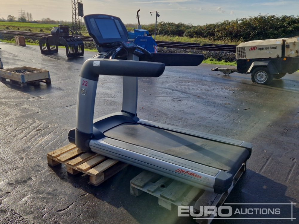 Life Fitness 95T Treadmill, FlexDeck Shock Absortion System, 181kg Weight Limit - Строительное оборудование: фото 3 Life Fitness 95T Treadmill, FlexDeck Shock Absortion System, 181kg Weight Limit - Строительное оборудование: фото 3