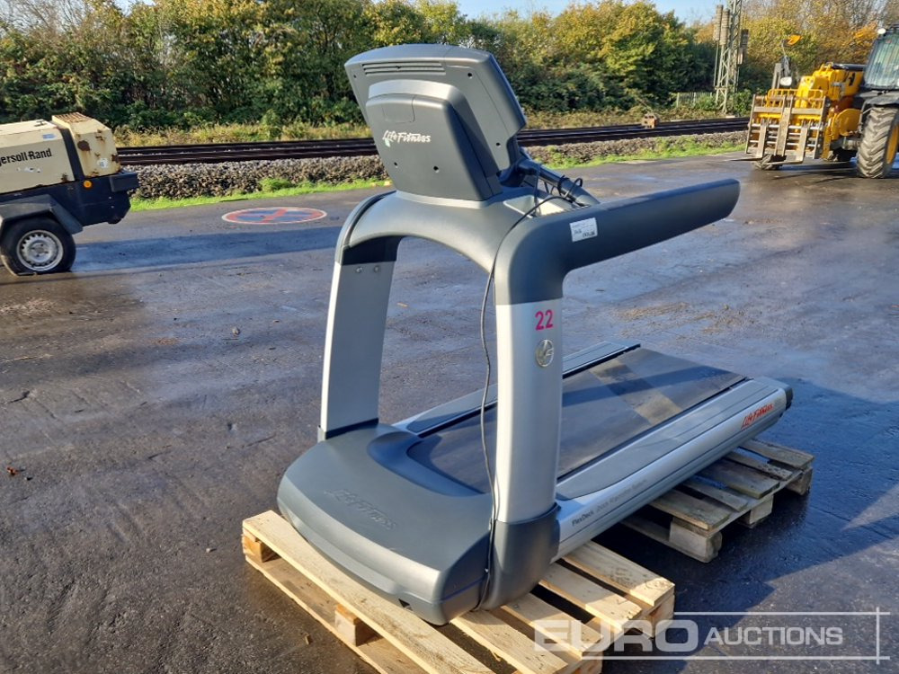 Life Fitness 95T Treadmill, FlexDeck Shock Absortion System, 181kg Weight Limit - Строительное оборудование: фото 1 Life Fitness 95T Treadmill, FlexDeck Shock Absortion System, 181kg Weight Limit - Строительное оборудование: фото 1