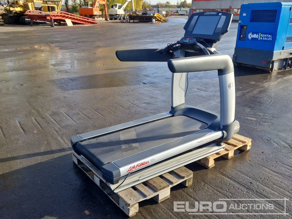 Life Fitness 95T Treadmill, FlexDeck Shock Absortion System, 181kg Weight Limit - Строительное оборудование: фото 5 Life Fitness 95T Treadmill, FlexDeck Shock Absortion System, 181kg Weight Limit - Строительное оборудование: фото 5