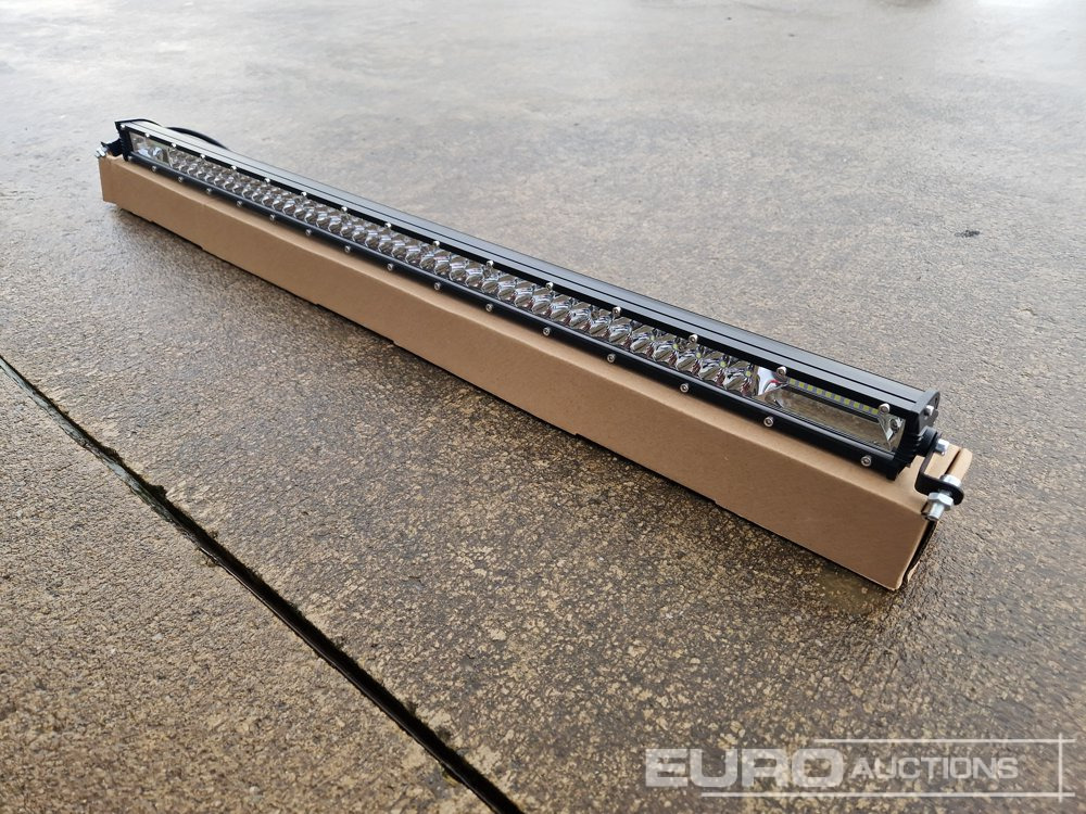 Unused 32" 300W Combo Beam LED Light Bar, Mounting Brackets, IP68 Waterproof - Строительное оборудование: фото 1 Unused 32" 300W Combo Beam LED Light Bar, Mounting Brackets, IP68 Waterproof - Строительное оборудование: фото 1