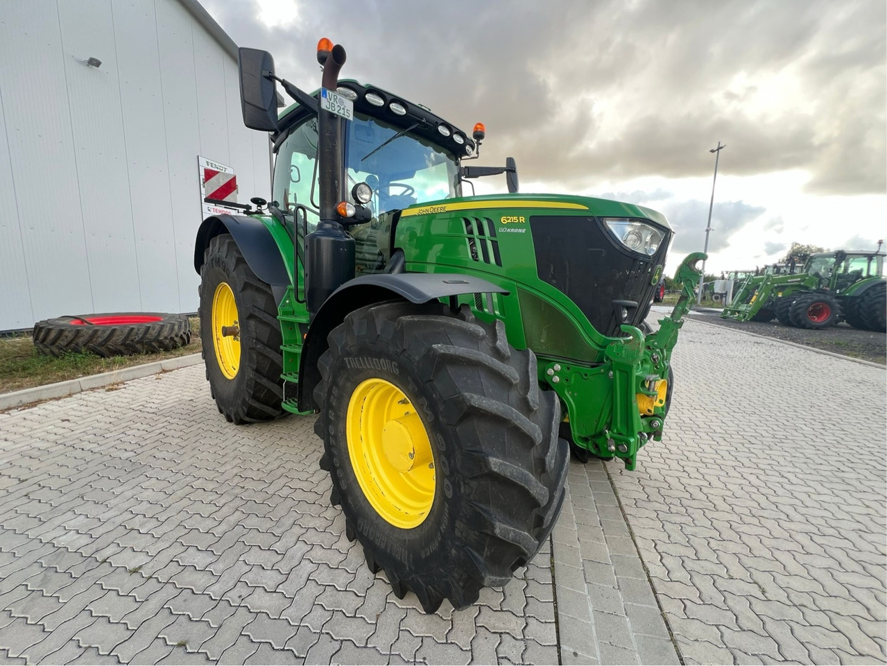 John Deere 6215 R - Трактор: фото 1 John Deere 6215 R - Трактор: фото 1