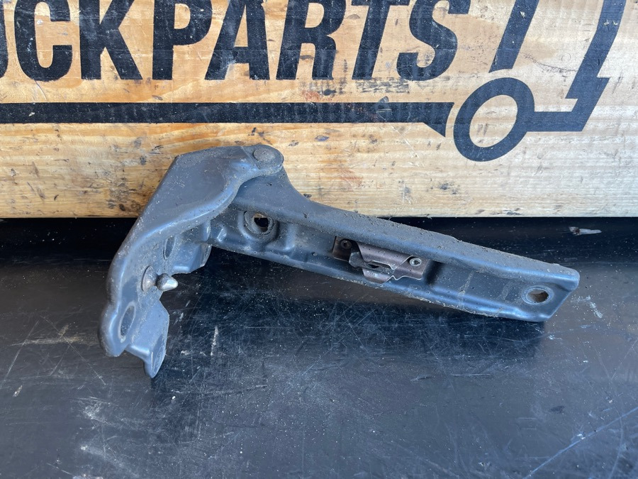 VOLVO HINGE 82192396 - Кабина и интерьер для Грузовиков: фото 1 VOLVO HINGE 82192396 - Кабина и интерьер для Грузовиков: фото 1