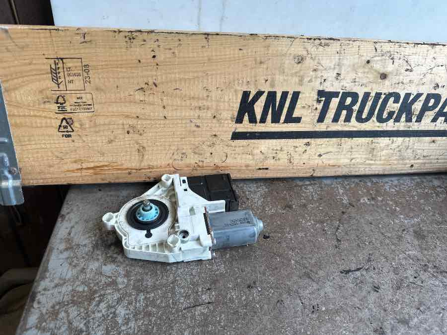 VOLVO WINDOW MOTOR 84425251 - Электрическая система для Грузовиков: фото 1 VOLVO WINDOW MOTOR 84425251 - Электрическая система для Грузовиков: фото 1