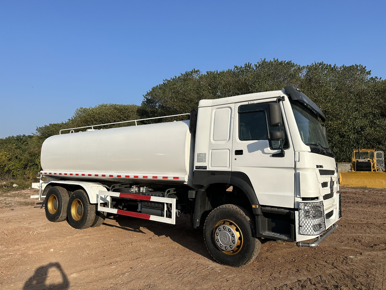 SINOTRUK HOWO 371 Water Tanker Truck - Грузовик-цистерна: фото 2 SINOTRUK HOWO 371 Water Tanker Truck - Грузовик-цистерна: фото 2