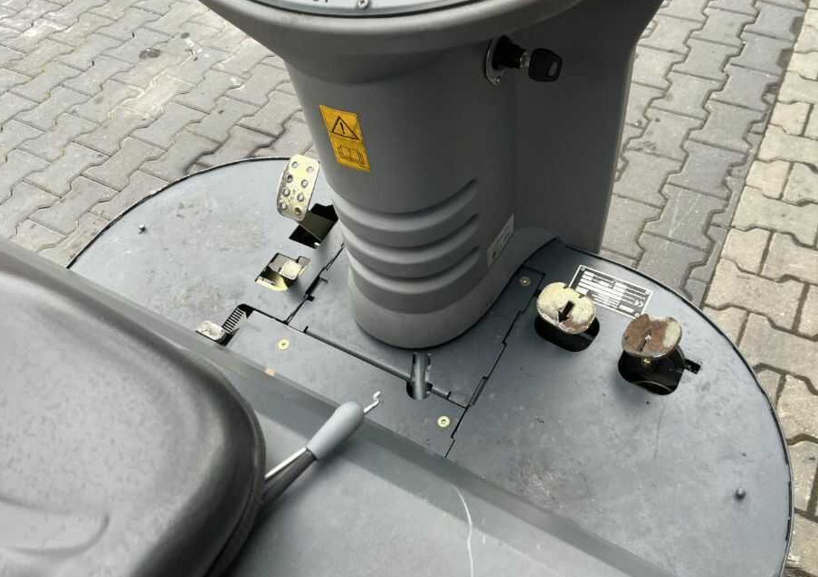 Промышленная подметальная машина Hako Jonas 1200V: фото 9