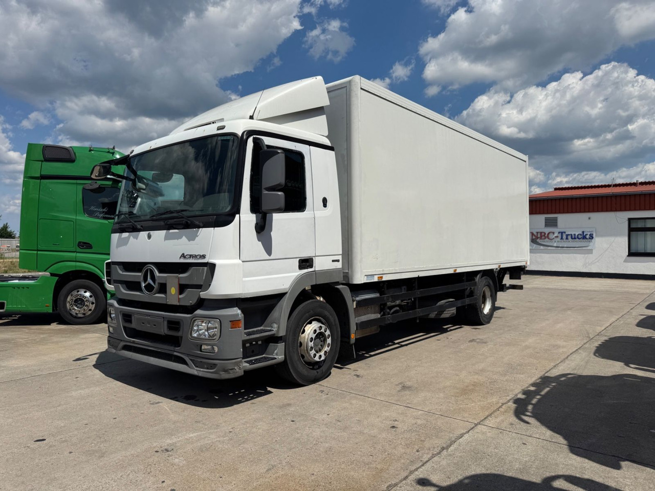 Mercedes-Benz ACTROS 1836*KOFFER*LBW 1,5 T*KLIMA*/ORG KM * - Грузовик с закрытым кузовом: фото 1 Mercedes-Benz ACTROS 1836*KOFFER*LBW 1,5 T*KLIMA*/ORG KM * - Грузовик с закрытым кузовом: фото 1