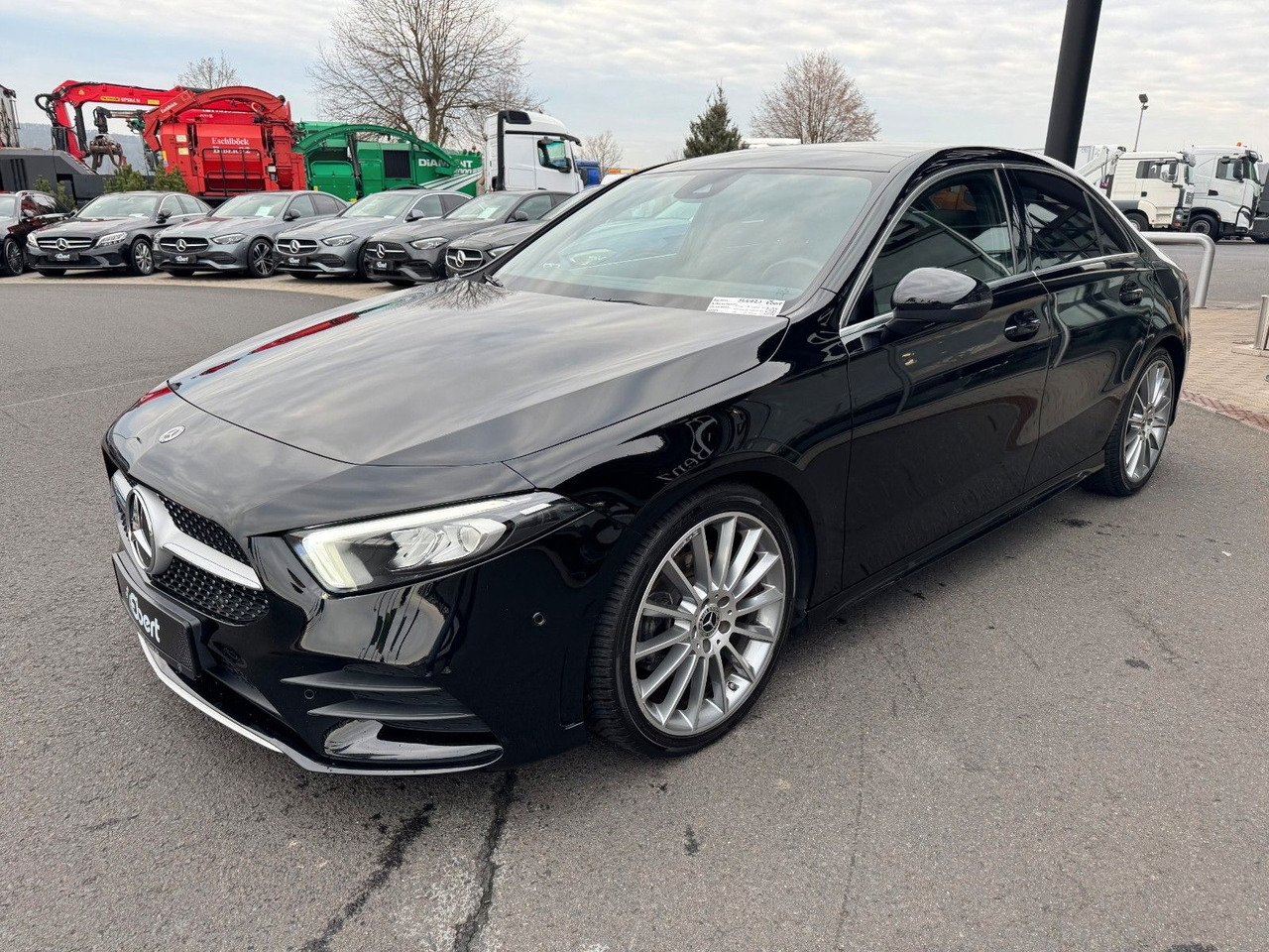 Mercedes-Benz A 200 AMG 19"+Ambiente+R-Kamera+Pano+LED+MBUX - Седан: фото 2 Mercedes-Benz A 200 AMG 19"+Ambiente+R-Kamera+Pano+LED+MBUX - Седан: фото 2