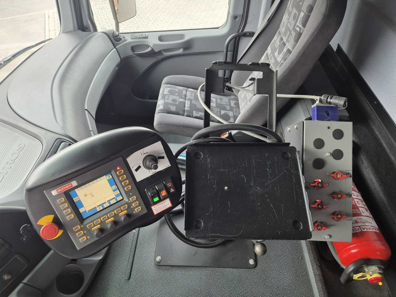 Подметально-уборочная машина Mercedes-Benz Actros 2032 A 4x4 Bucher STKF 9500 Airport 30x: фото 11