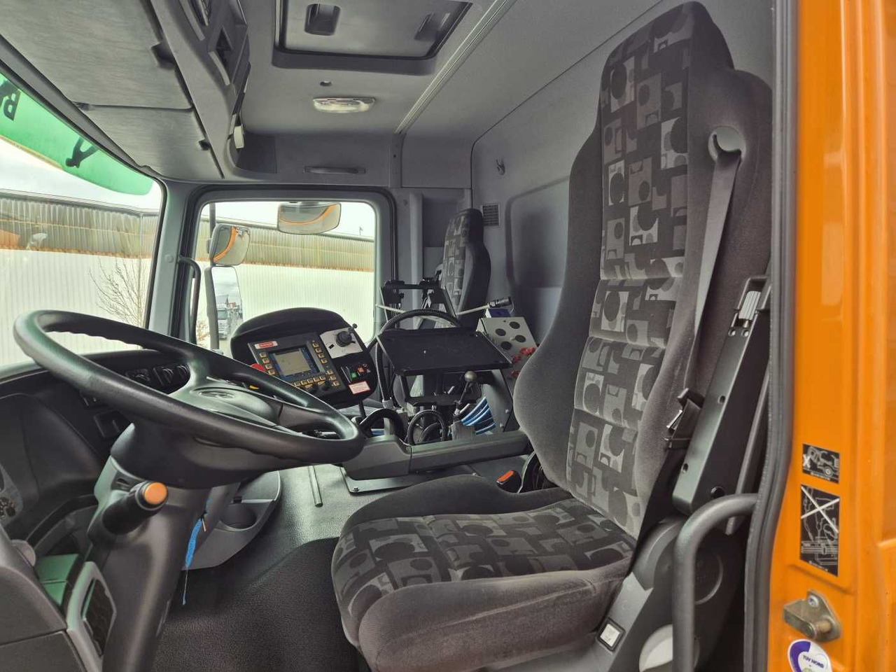 Подметально-уборочная машина Mercedes-Benz Actros 2032 A 4x4 Bucher STKF 9500 Airport 30x: фото 10