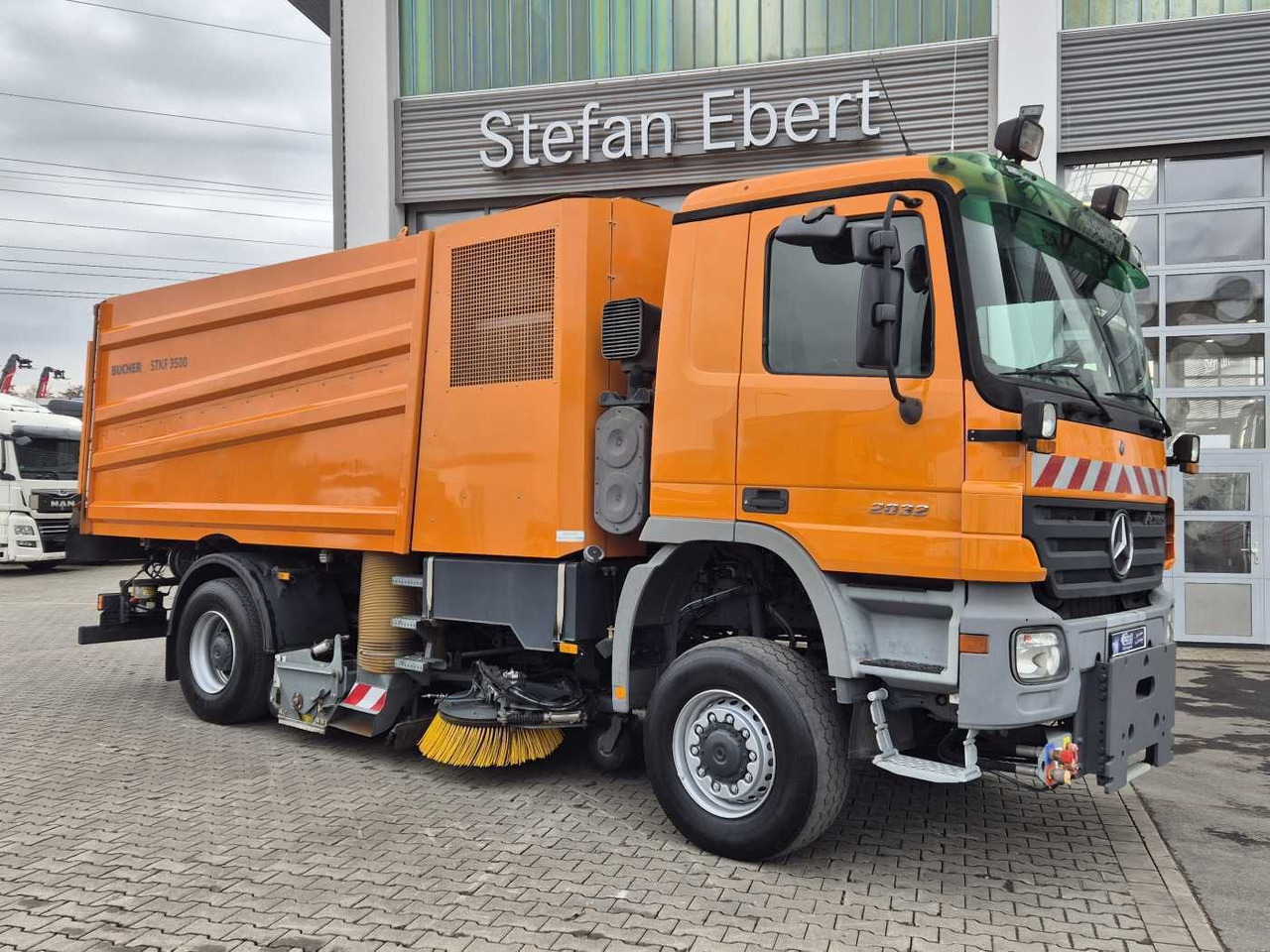 Mercedes-Benz Actros 2032 A 4x4 Bucher STKF 9500 Airport 30x - Подметально-уборочная машина: фото 4 Mercedes-Benz Actros 2032 A 4x4 Bucher STKF 9500 Airport 30x - Подметально-уборочная машина: фото 4