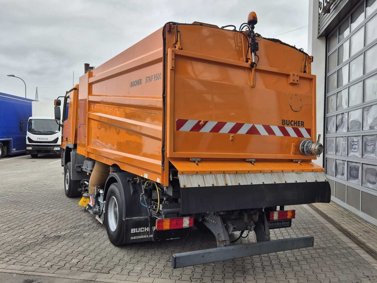 Подметально-уборочная машина Mercedes-Benz Actros 2032 A 4x4 Bucher STKF 9500 Airport 30x: фото 7