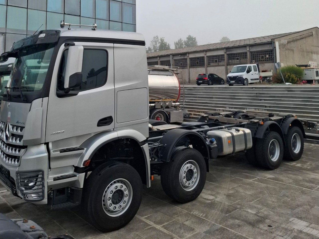 Mercedes-Benz Arocs 4153 8x4 Fahrgestell - Грузовик-шасси: фото 1 Mercedes-Benz Arocs 4153 8x4 Fahrgestell - Грузовик-шасси: фото 1