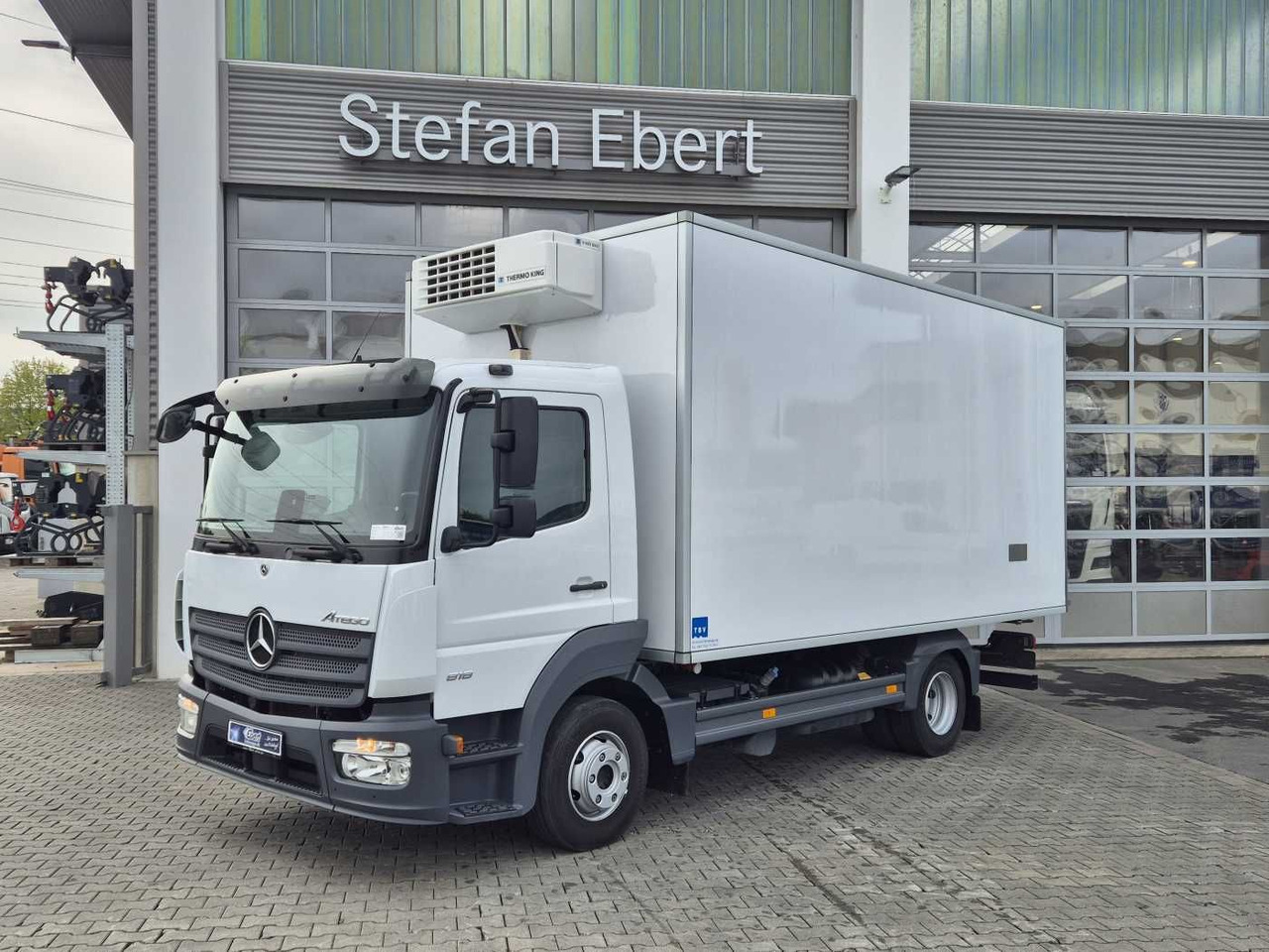 Mercedes-Benz Atego 818 L Thermo King V-600-Max Tür Klima - Фургон-рефрижератор: фото 1 Mercedes-Benz Atego 818 L Thermo King V-600-Max Tür Klima - Фургон-рефрижератор: фото 1