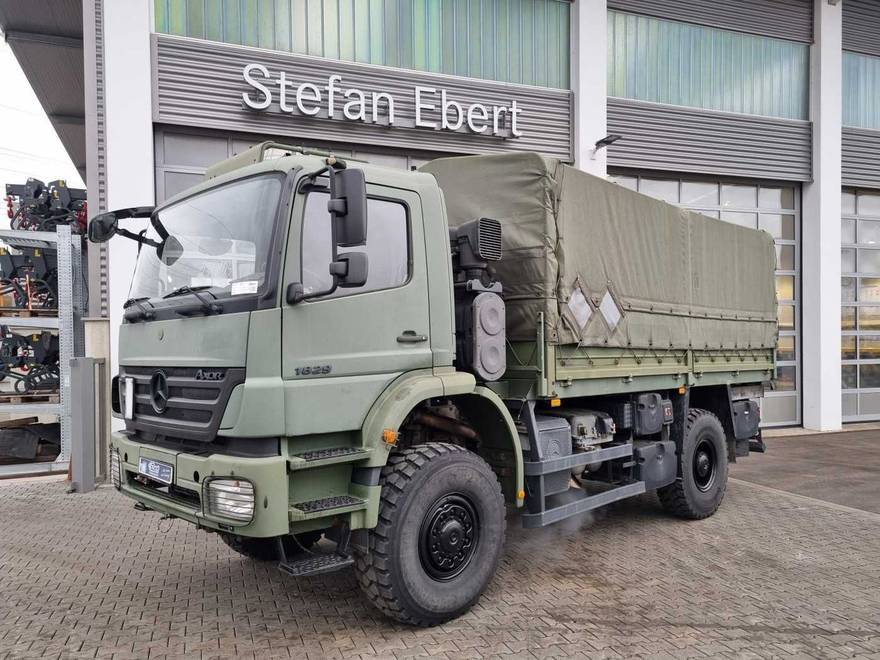 Mercedes-Benz Axor 1829 A 4x4 Pritsche/Plane 10 Stück - Грузовик бортовой/ Платформа: фото 1 Mercedes-Benz Axor 1829 A 4x4 Pritsche/Plane 10 Stück - Грузовик бортовой/ Платформа: фото 1