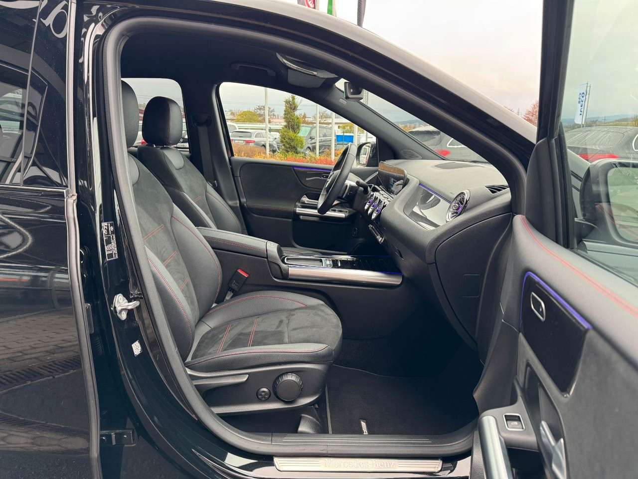 Mercedes-Benz B 200 AMG+AHK+Ambiente+RFK+MBUX+Night - Седан: фото 4 Mercedes-Benz B 200 AMG+AHK+Ambiente+RFK+MBUX+Night - Седан: фото 4