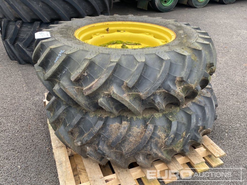 14.9-28 Pirelli Tyre & Rim (2 of) - Шина: фото 1 14.9-28 Pirelli Tyre & Rim (2 of) - Шина: фото 1