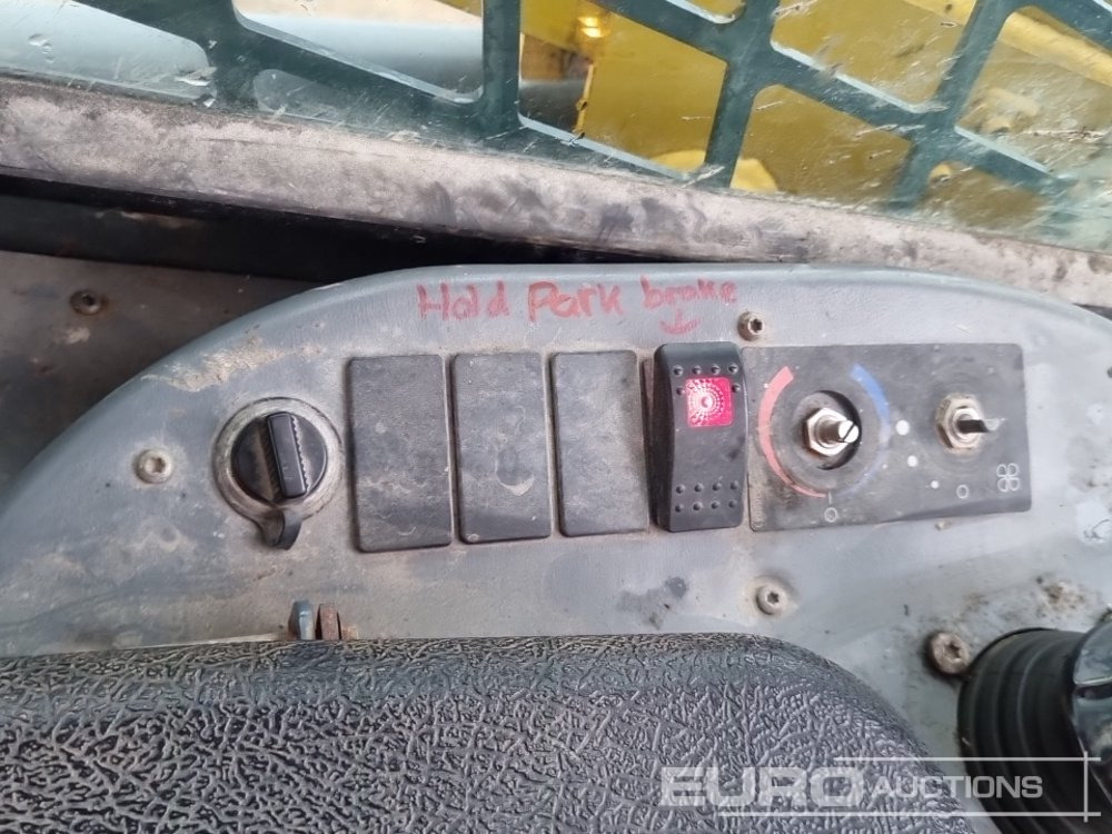 Мини-погрузчик с бортовым поворотом 2012 Gehl RT210: фото 33 Мини-погрузчик с бортовым поворотом 2012 Gehl RT210: фото 33