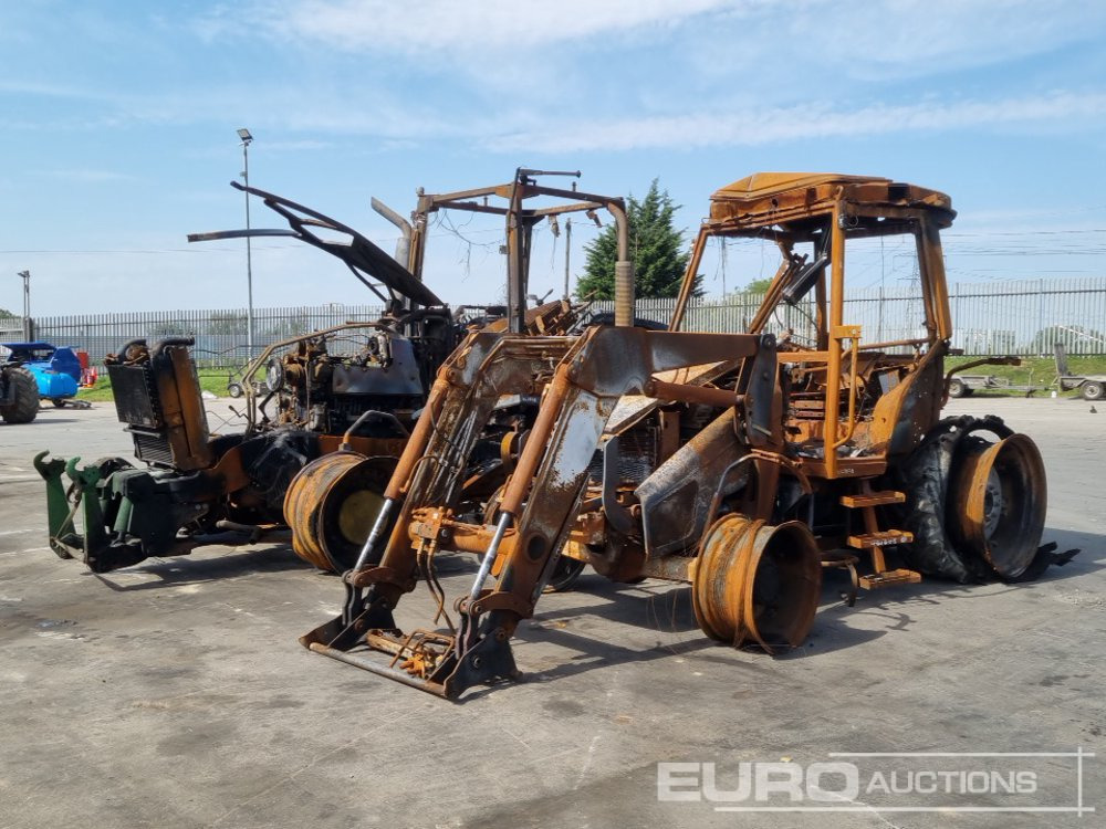 4WD Tractor, Loader, 2 Spool Valves (Fire Damage), 4WD Tractor, 3 Spool Valve (Fire Damage) - Трактор: фото 1 4WD Tractor, Loader, 2 Spool Valves (Fire Damage), 4WD Tractor, 3 Spool Valve (Fire Damage) - Трактор: фото 1