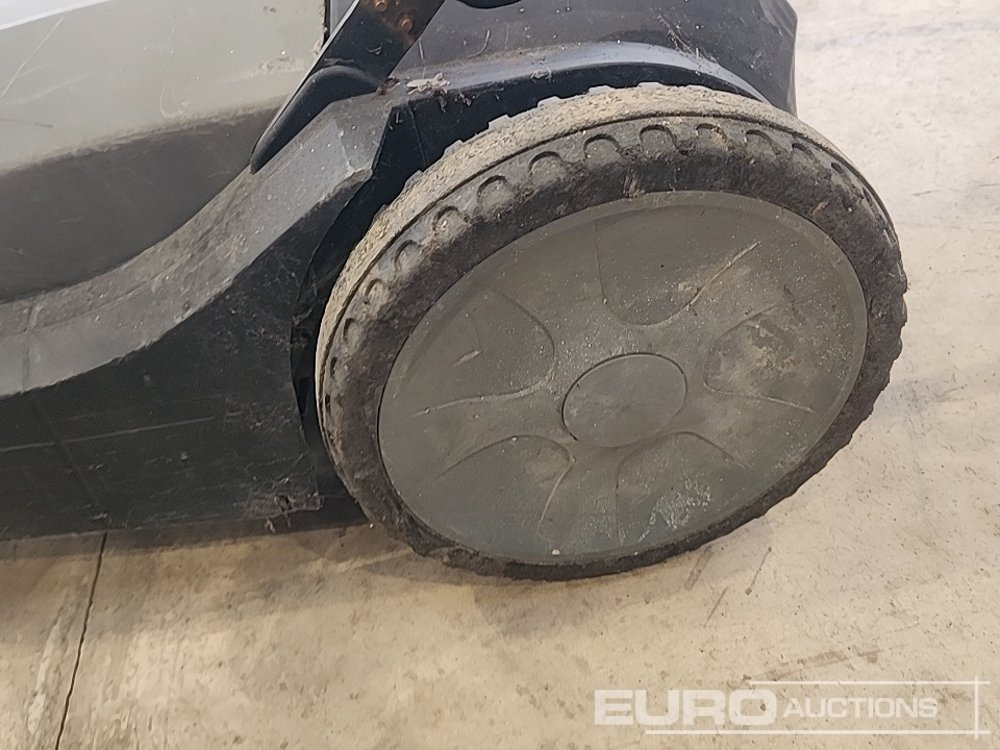 Karcher Professional Pedestrian Sweeper - Строительное оборудование: фото 5 Karcher Professional Pedestrian Sweeper - Строительное оборудование: фото 5
