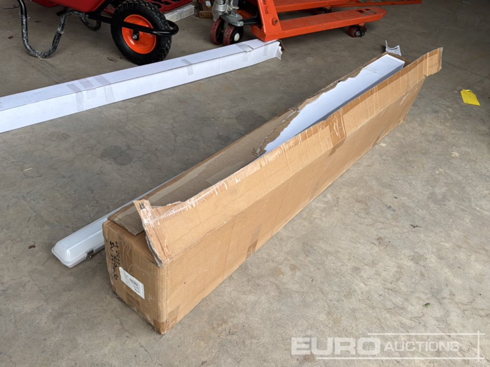 Unused 6' LED Ceiling Lights (6 of) - Оборудование для гаражей/ Мастерских: фото 2 Unused 6' LED Ceiling Lights (6 of) - Оборудование для гаражей/ Мастерских: фото 2