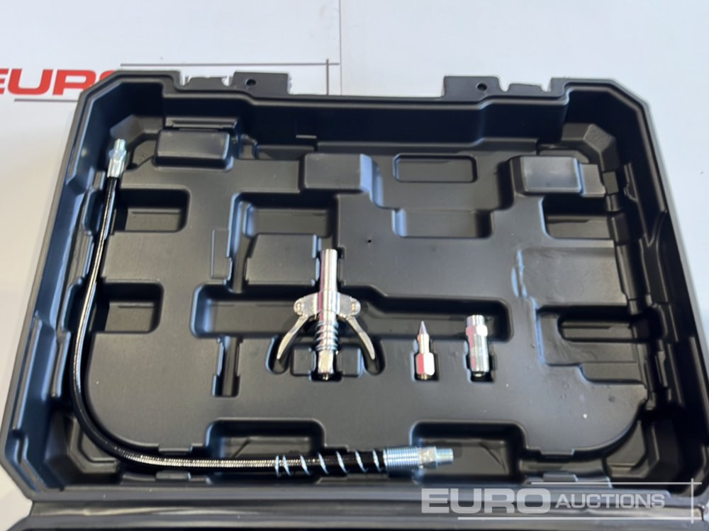 Unused Boss 21 Volt Lithium Battery Cordless Grease Gun, 2 Batteries, Charger, Case, Shoulder Strap, Extension Pieces and Fittings - Строительное оборудование: фото 4 Unused Boss 21 Volt Lithium Battery Cordless Grease Gun, 2 Batteries, Charger, Case, Shoulder Strap, Extension Pieces and Fittings - Строительное оборудование: фото 4