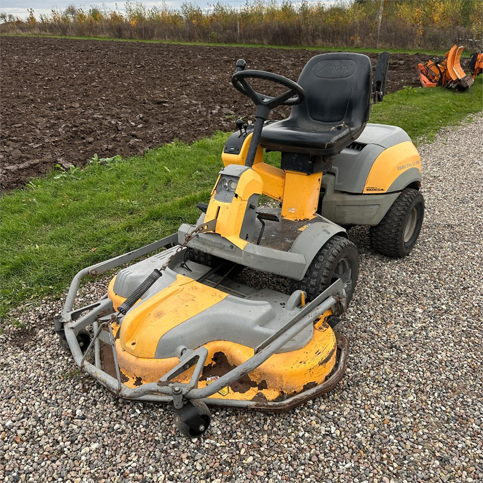 Stiga P901 Parkpro 25 4WD - Газонокосилка: фото 3 Stiga P901 Parkpro 25 4WD - Газонокосилка: фото 3