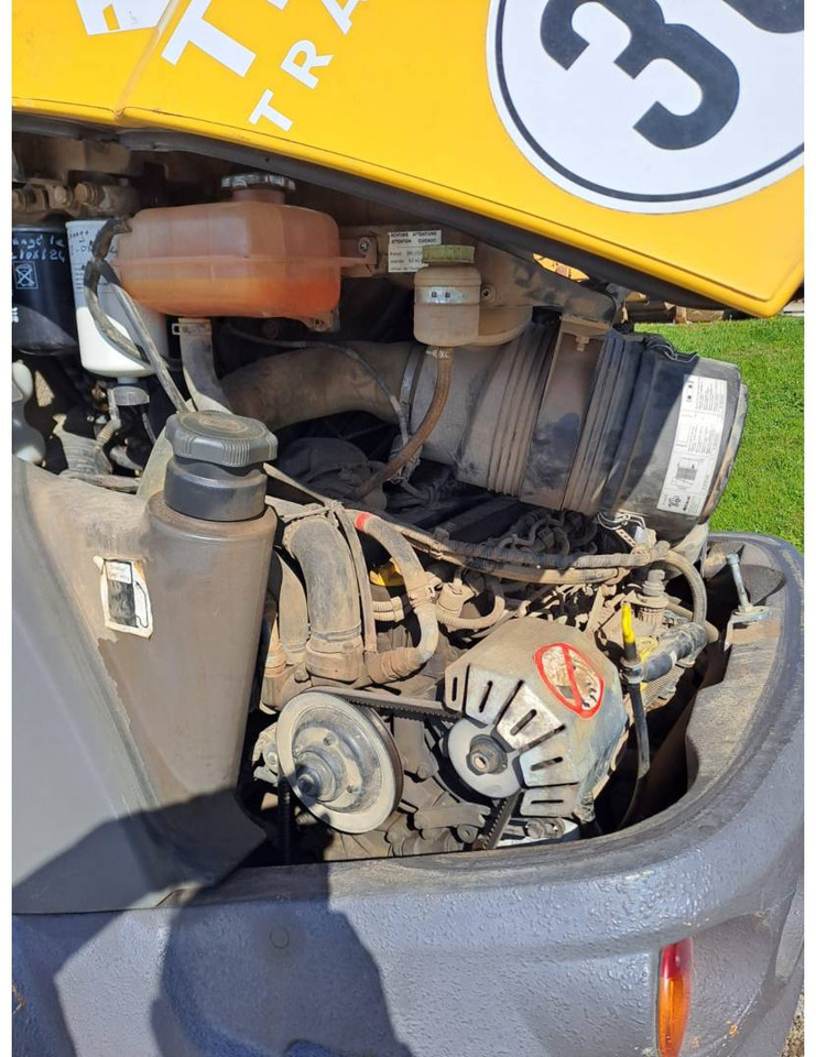 Мини-погрузчик с бортовым поворотом MECALAC AX1000: фото 9 Мини-погрузчик с бортовым поворотом MECALAC AX1000: фото 9