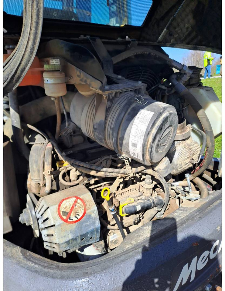 Мини-погрузчик с бортовым поворотом MECALAC AX1000: фото 7 Мини-погрузчик с бортовым поворотом MECALAC AX1000: фото 7