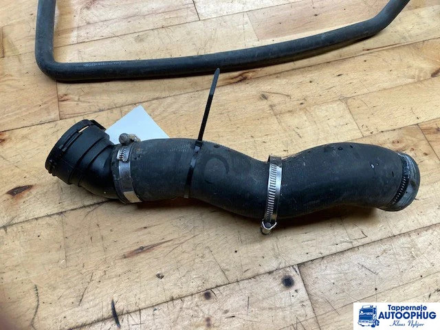 Scania Køler slange Scania 2258815 - Двигатель и запчасти для Грузовиков: фото 1 Scania Køler slange Scania 2258815 - Двигатель и запчасти для Грузовиков: фото 1