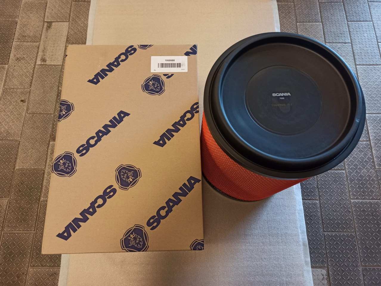 SCANIA AIR FILTER 1869988 - Воздушный фильтр для Грузовиков: фото 1 SCANIA AIR FILTER 1869988 - Воздушный фильтр для Грузовиков: фото 1