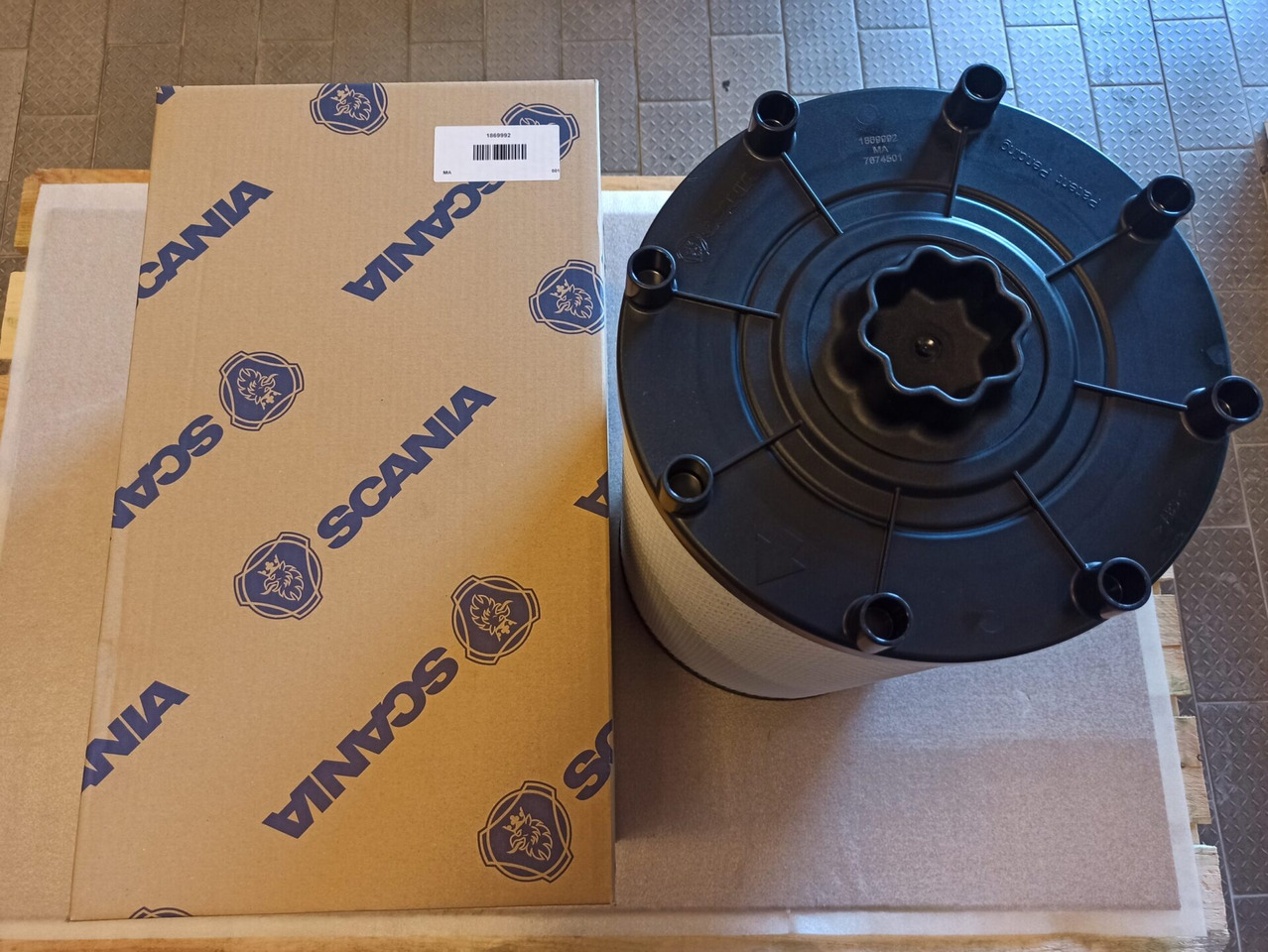 SCANIA AIR FILTER 1869992 - Воздушный фильтр для Грузовиков: фото 1 SCANIA AIR FILTER 1869992 - Воздушный фильтр для Грузовиков: фото 1