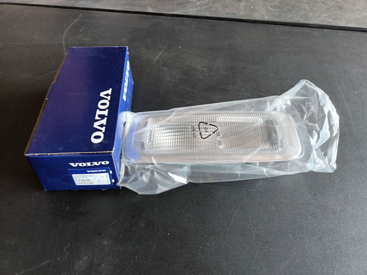 VOLVO INTERIOR LIGHT - 82368365 - Кабина и интерьер для Грузовиков: фото 1 VOLVO INTERIOR LIGHT - 82368365 - Кабина и интерьер для Грузовиков: фото 1