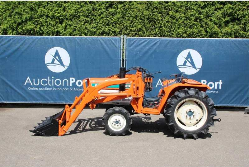 Kubota B1702DT - Трактор: фото 2 Kubota B1702DT - Трактор: фото 2