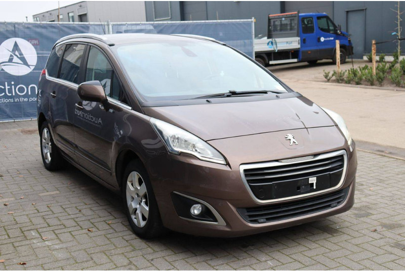 Внедорожник Peugeot 5008: фото 8