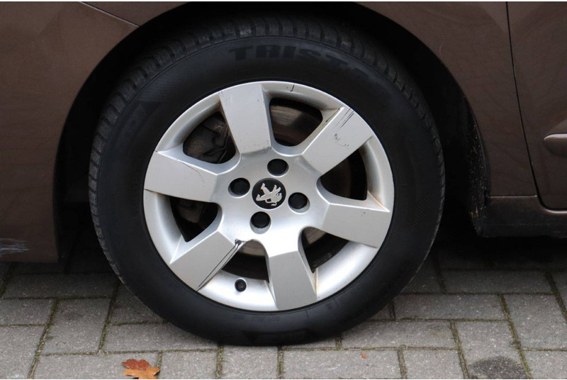 Внедорожник Peugeot 5008: фото 13