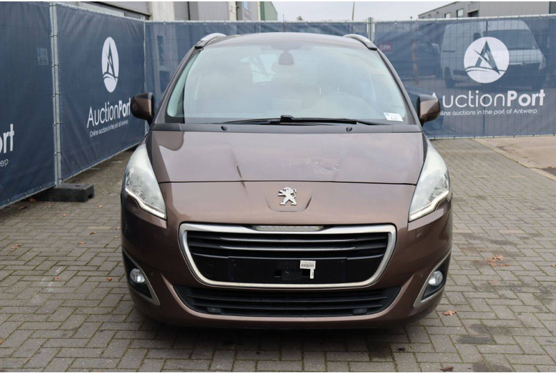 Внедорожник Peugeot 5008: фото 9