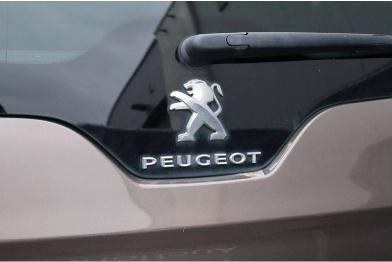 Внедорожник Peugeot 5008: фото 17