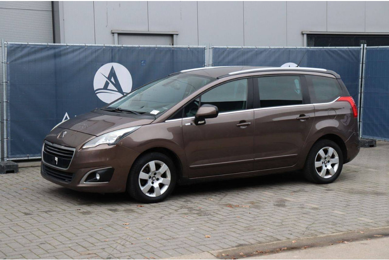 Внедорожник Peugeot 5008: фото 10